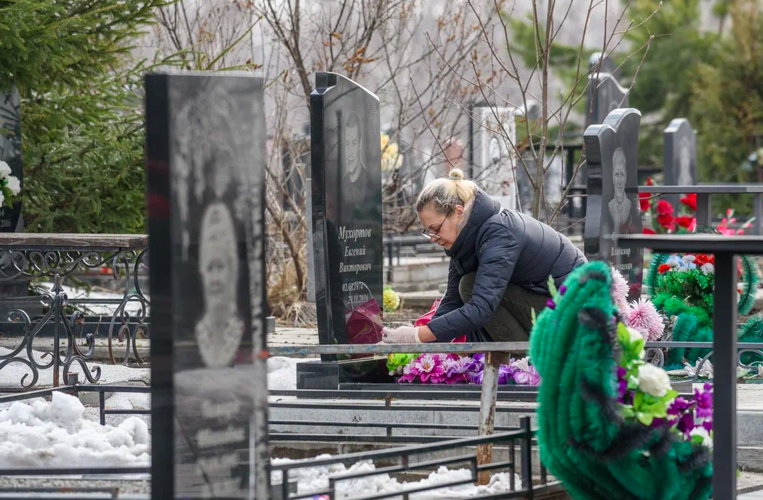 Фото Погибшие бойцы СВО, памятник Пригожину и слёзы родных. Как новосибирцы почтили умерших на Радоницу – репортаж с Гусинобродского кладбища 18